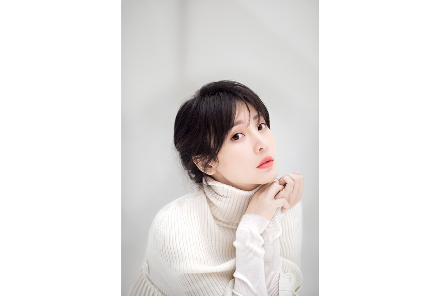 Actress Liu Yan covers fashion magazine