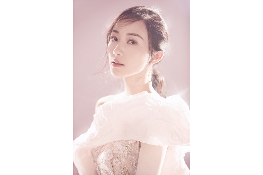 Actress Han Xue releases fashion photos