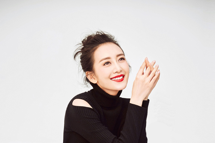 Actress Wang Ou releases fashion photos