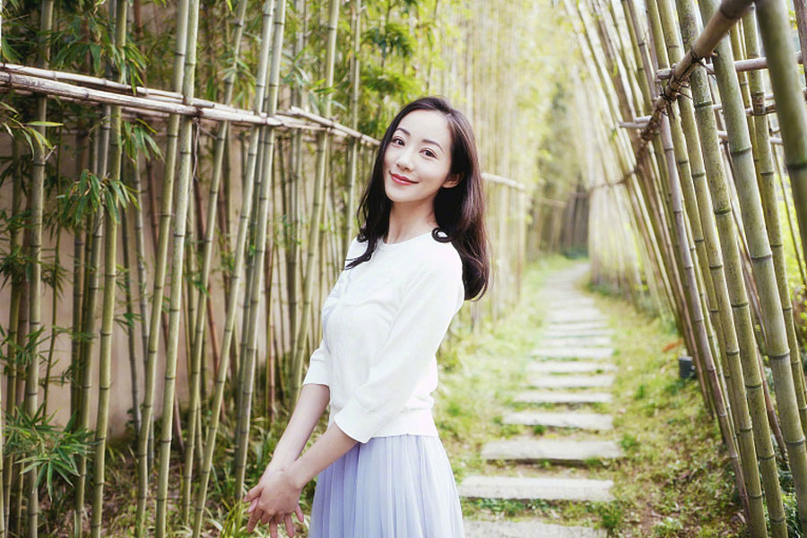 Actress Han Xue releases fashion photos