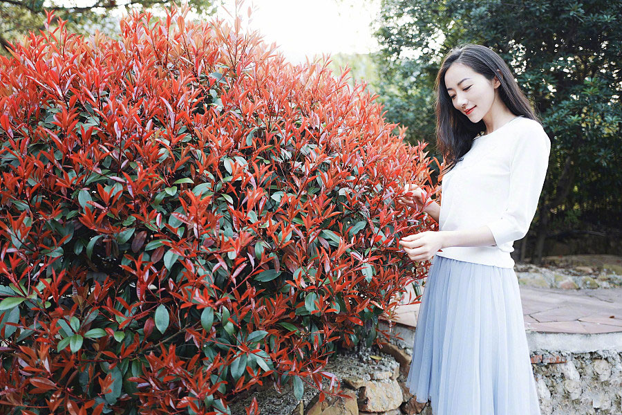 Actress Han Xue releases fashion photos