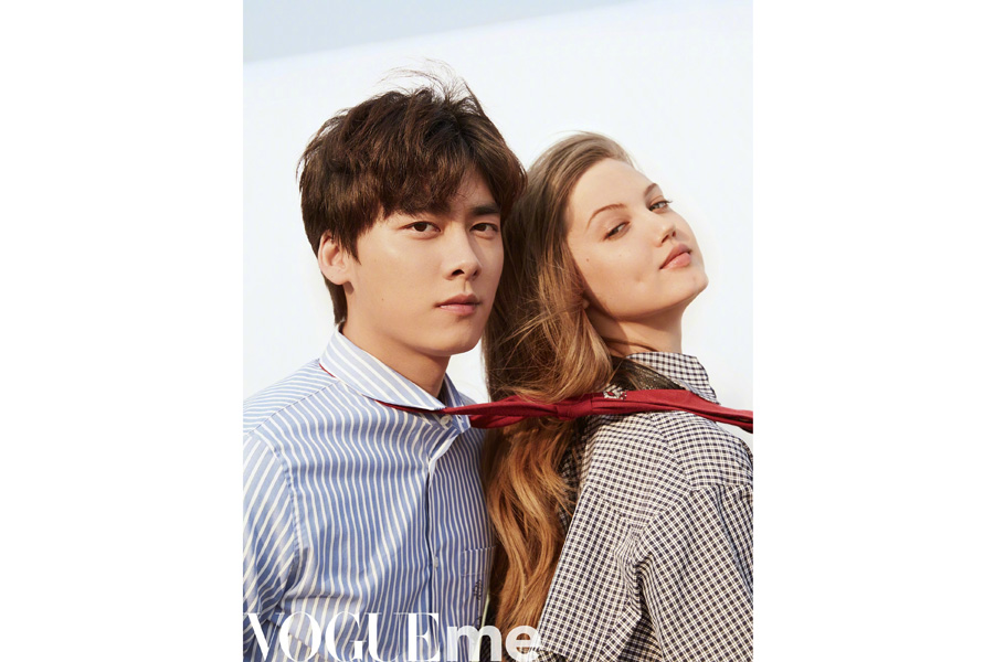 Li Yifeng and Lindsey Wixson pose for fashion magazine