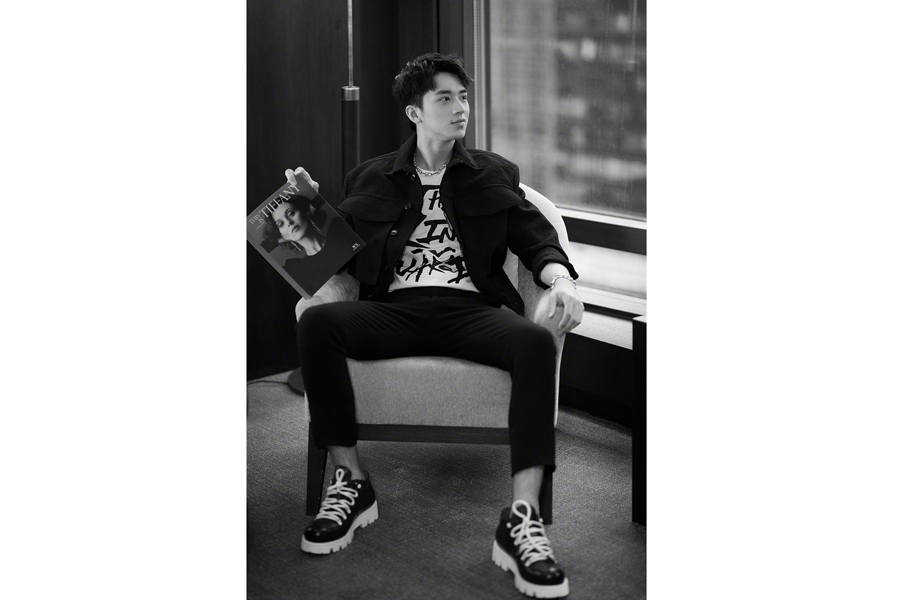 Actor Xu Weizhou releases fashion photos