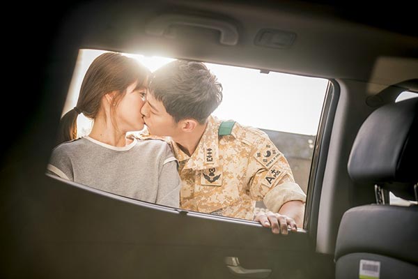 Protagonists of megahit drama 'Descendants of the Sun' to marry in  October[1]