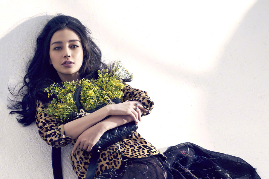 Fashion queen Angelababy releases fashion photos