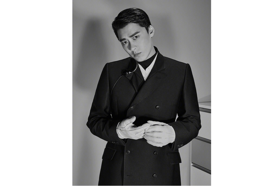 Actor Li Yifeng poses for fashion magazine