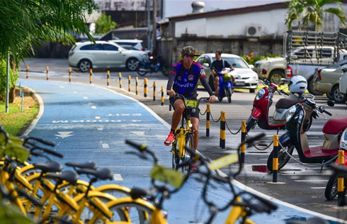 Debra Messing honored with Hollywood Walk o