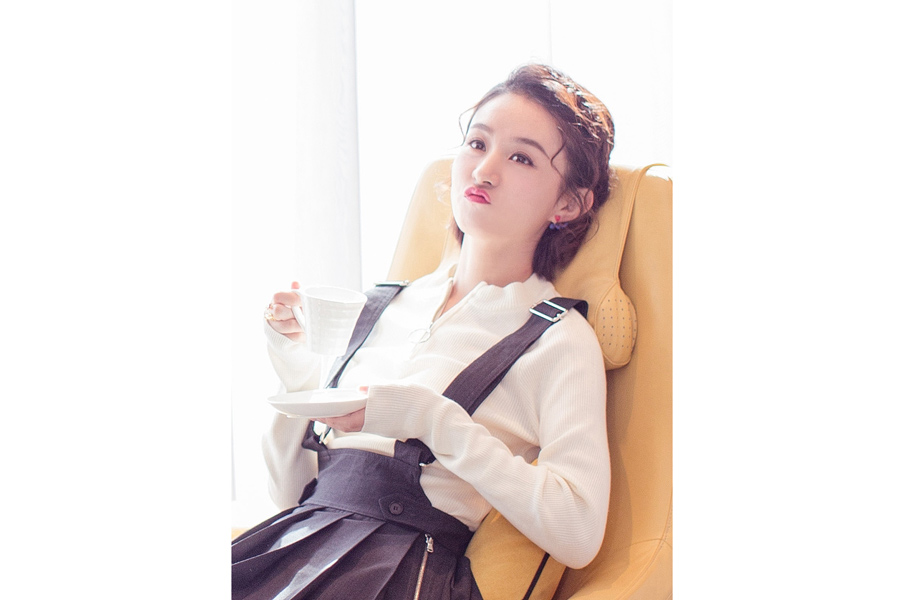 Actress Zhao Liying releases fashion photos