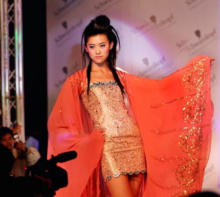 A model presents a latest hairdo during a hairstyle exhibition in Hangzhou, East China's Zhejiang Province Thursday, March 23, 2006. More than 20 hairstyles are displayed at the event. [newsphoto]