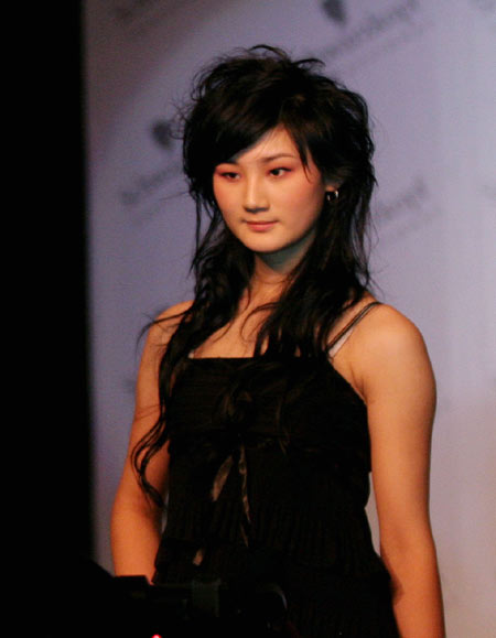 A model presents a latest hairdo during a hairstyle exhibition in Hangzhou, East China's Zhejiang Province Thursday, March 23, 2006. More than 20 hairstyles are displayed at the event. [newsphoto]