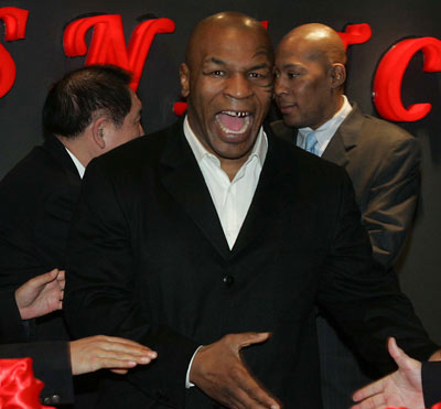 Mike Tyson attends the opening ceremony of a nightclub in Shanghai March 30, 2006. [newsphoto]