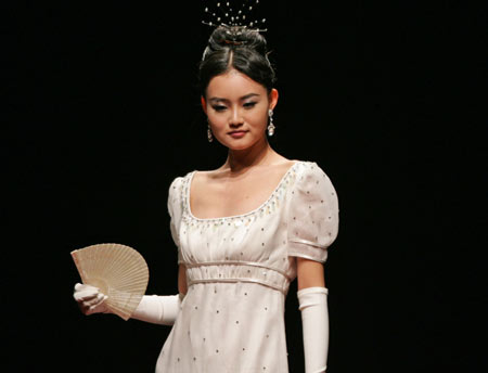 A model presents a creation for Italy's Gattinoni high fashion show at the 14th China International Fashion Week in Beijing March 30, 2006. [Reuters]
