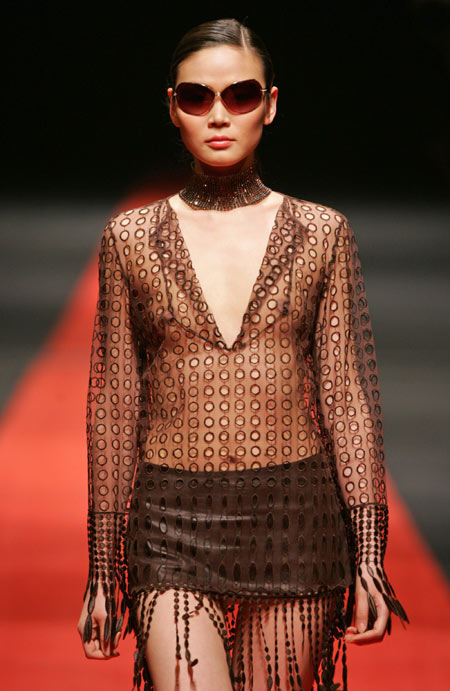 A model presents a creation for Italy's Gattinoni high fashion show at the 14th China International Fashion Week in Beijing March 30, 2006. [Reuters]
