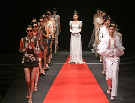 A model presents a creation for Italy's Gattinoni high fashion show at the 14th China International Fashion Week in Beijing March 30, 2006. [Reuters]