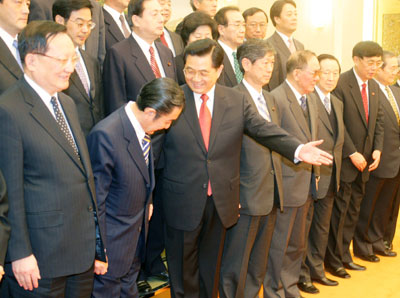 Chinese President Hu Jintao asks former Japanese PM Ryutaro Hashimoto to seat after a photo with members of seven Japan-China friendship organizations in Beijing March 31, 2006. Hu said he is ready to meet Japan's leader as long as he promises not to visit the Yasukuni Shrine that honours Japanese World War II war criminals. [newsphoto]