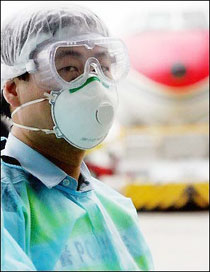 A Chinese
policeman wears a suit to protect against contagious diseases. Over 400 students at a university in central China's Henan province were hospitalized with high fevers linked to an unknown flu virus, state press and a school official have said.(AFP