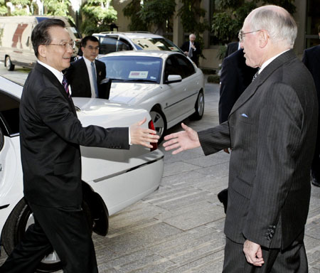 Australian Prime Minister John Howard (R) welcomes Chinese Premier Wen Jiabao to Parliament House in Canberra April 3, 2006. Australia and China signed a nuclear safeguards deal on Monday to allow Beijing to import Australian uranium for power generation. [Reuters]