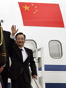 Chinese Premier Wen Jiabao waves to well-wishers upon his arrival in Phnom Penh to strengthen bilateral ties April 7, 2006. 