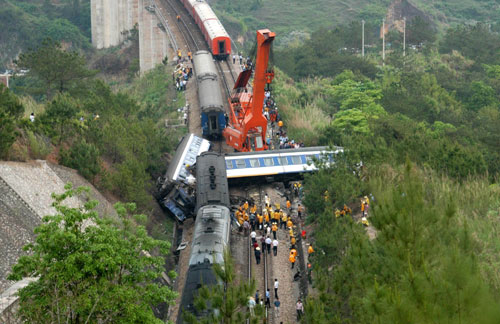 Two passenger trains collided in Heping County in South China's Guangdong Province, April 11, 2006. Two male workers on board are reported dead and dozens of others injured. The railway, where the accident happened, makes part of the track linking Beijing and Kowloon in Hong Kong. [Xinhua] 