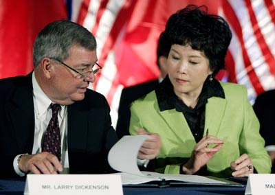 Boeing's Senior Vice President of Sales Larry Dickenson (L) signs a trade agreement with Yang Lihua of Air China and seven other Chinese airlines following the annual meeting of the US-China Joint Comission on Commerce and Trade in Washington April 11, 2006. Chinese aviation officials signed a deal on Tuesday to buy 80 Boeing 737 planes. [Reuters]