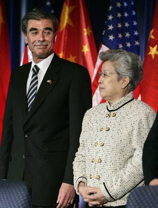 Boeing's Senior Vice President of Sales Larry Dickenson (L) signs a trade agreement with Yang Lihua of Air China and seven other Chinese airlines following the annual meeting of the US-China Joint Comission on Commerce and Trade in Washington April 11, 2006. Chinese aviation officials signed a deal on Tuesday to buy 80 Boeing 737 planes. [Reuters]
