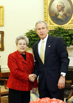 United States President George W. Bush (R) meets with Chinese Vice-Premier Wu Yi at the White House in Washington April 12, 2006. [Xinhua Photo]