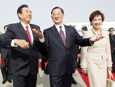 Lien Chan (C), honorary chairman of Taiwan's main opposition Nationalist Party, with his wife Lien Fang-yu (R), talks to China's Taiwan Affairs Office Director Chen Yunlin upon his arrival at Beijing International Airport April 13, 2006, before attending an economic forum.