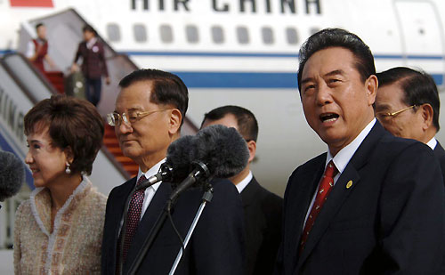Lien Chan(C), former chairman of Taiwan's main opposition Kuomingtang party talks with China's Taiwan Affairs Office Director Chen Yunlin(L) as he arrives at Beijing International Airport with his wife Lien Fang Yu. Lien arrived in Chinese mainland calling for stronger trade ties with the mainland as a bridge to cross-strait peace and prosperity. [Xinhua]