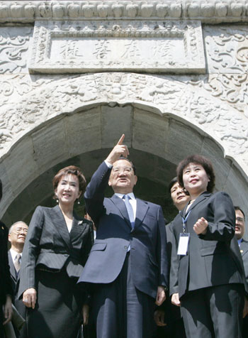 Lien Chan (C), former chairman of Taiwan's opposition Kuomingtang, and his wife Lien Fang-yu (L) visit the Biyun Temple in Beijing April 15, 2006. Taiwan opposition politicians and Chinese Communist leaders urged Taipei on Friday to allow regular direct flights and expand trade with China, raising pressure on the island's independence-leaning president.