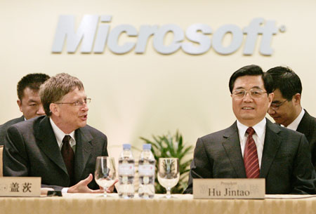 Chinese President Hu Jintao (R) meets with Microsoft chairman Bill Gates during a meeting at the company's headquarters in Redmond, Washington, April 18, 2006. Hu spent about an hour visiting and viewing some of the new technologies being developed for future homes.