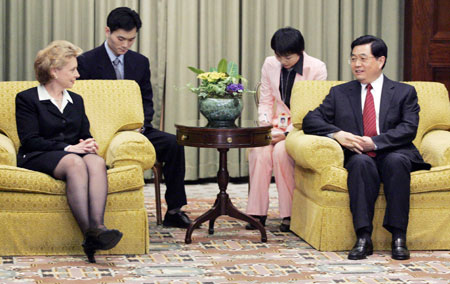Washington Governor Chris Gregoire (L) meets with Chinese President Hu Jintao on the first day of President Hu's visit to the United States, in Seattle April 18, 2006. Hu arrived in Seattle on Tuesday on his way to a White House meeting with President George W. Bush