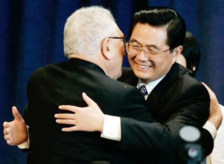 Chinese President Hu Jintao (R) hugs former U.S. Secretary of State Henry Kissinger as they arrive for a luncheon at the Future of Flight, near Boeing headquarters, in Everett, Washington, April 19, 2006. Hu is in the United States for his first formal visit as president and a meeting with U.S. President George W. Bush on Thursday. 
