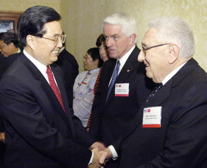 President Hu Jintao (L) greets former U.S. Secretary of State Henry Kissinger (R) at a reception prior to a dinner in his honor in Washington April 20, 2006. 