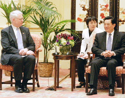 Chinese President Hu Jintao meets with John Hamry (L), President of the Center of Stragetic and International Studies, at meeting of China scholars and academics, in Seattle April 19, 2006. CSIS is a bi-partisan, non-profit organization that conducts research and analysis for developing policy initiatives for the U.S. government. Hu is in the United States for his first formal visit as president and a meeting with U.S. President George W. Bush on Thursday. 