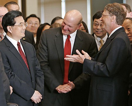 President Hu Jintao jokes with Microsoft Chairman Bill Gates and CEO Steve Ballmer (centre) during a visit to the software giant's headquarters in Redmond, Washington, on Tuesday. (AFP)