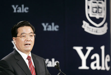Chinese President Hu Jintao delivers an address during his visit to Yale University in New Haven, Connecticut, April 21, 2006. 