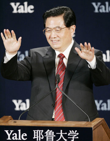 Chinese President Hu Jintao gestures to the audience at the beginning of his address during his visit to Yale University in New Haven, Connecticut, April 21, 2006. 