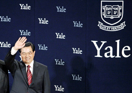 Chinese President Hu Jintao waves to the audience prior to delivering an address in Sprague Hall at Yale University in New Haven, Connecticut April 21, 2006. 