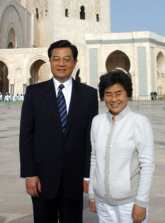 Hu Jintao (L) visits
