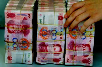 A bank staff arrange yuan notes at a bank in Nanjing, east China's Jiangsu province. China's central bank raised benchmark bank lending rates for the first times in 18 months on Thursday. [Newsphoto/file]