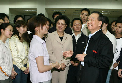 Premier Wen Jiabao(front R) talks with students in the library of Beijing Normal University, in Beijing, capital of China, May 4, 2006. Wen Jiabao visited the university Thursday, celebrating the Youth Day (May 4) with students. (Xinhua Photo)