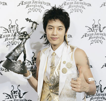 Korean singer Se7en poses with the Favourite Artist Korea award at the MTV Asia Awards in Bangkok May 6, 2006. 
