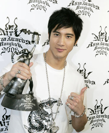 Taiwan singer Wang Lee Hom poses with the award for Favourite Artist Taiwan at the MTV Asia Awards in Bangkok May 6, 2006. 