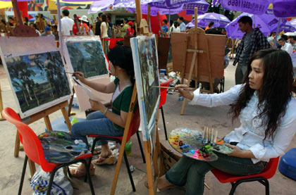 Painters compete during a facsimile match in Dafen Village, Shenzhen City, south China's Guangdong Province, Thursday, May 18, 2006. More than 110 contestants make facsimile of portrait or scenery oil painting in the timed game held in the village which is famous for its oil painting facsimile industry. [AP Photo]