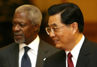 UN Secretary-General Kofi Annan (L) and Chinese President Hu Jintao meet in the Great Hall of the People in Beijing, China, May 19, 2006. [Reuters]