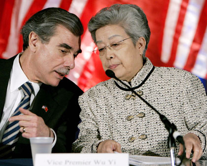 U.S. Secretary of Commerce Carlos Gutierrez (L) and Chinese Vice Premier Wu Yi attend a news conference following the annual U.S.-China Joint Comission on Commerce and Trade in Washington April 11, 2006. 