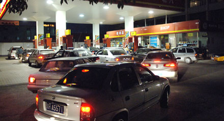 Cars wait in line to get refuels at a Beijing petrol station May 23, 2006 at the news that fuel prices will be raised the following day. China raised retail gasoline and diesel prices by a larger-than-expected 10 percent from May 24, the second increase this year. In Beijing, the price of 93-octane gasoline rose from 4.65 to 5.09 yuan. [cnsphoto] 