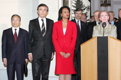 British Foreign Secretary Margaret Beckett (R) addresses the media as Deputy Foreign Minister of China Dai Bingguo (L), French Foreign Minister Philippe Douste-Blazy (2nd L) and U.S. Secretary of State Condoleezza Rice (3rd L) watch during a news briefing in the British residence in Vienna June 1, 2006. Major world powers on Thursday agreed on a package of incentives for Iran to halt sensitive nuclear fuel work, as well as penalties if it does not, Beckett told reporters.