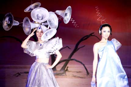 Models parade fashions made out of recycled materials in Beijing June 4, 2006, on the eve of the world environment day. More than 100 pieces of garments, all from recycled materials, are designed by famous designers in a bid to call on all people to pay more attention to environmental protection. [newsphoto]
