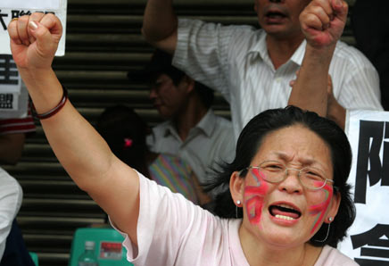 A protester shouts for Taiwan leader Chen Shui-bian to step down in Taipei June 12, 2006. Taiwan lawmakers voted on Monday to hold a special session to consider a motion that could lead to the ouster of Chen, deepening a crisis that has pushed his approval ratings to record lows. [Reuters]